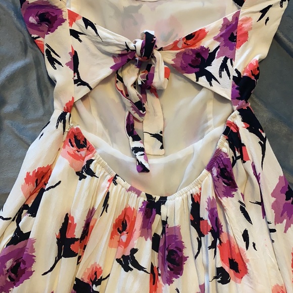 Short floral strapless dress with an open back - Picture 5 of 8